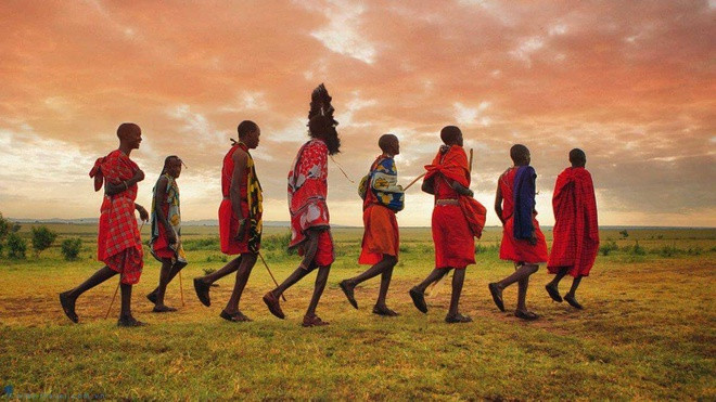 Người Maasai là những thổ dân bán du mục, họ sống tập trung trên những vùng đồng cỏ rộng lớn trên thảo nguyên, quanh thung lũng nơi có đất đai màu mỡ, khí hậu ôn hòa, cây cỏ phát triển, muông thú đa dạng, tạo nên thiên đường của thế giới hoang dã. Dù chính phủ Tanzania và Kenya đã có các chương trình khuyến khích người Maasai từ bỏ lối sống bán du mục truyền thống, họ vẫn tiếp tục theo phong tục của mình để thích ứng với biến đổi khí hậu ở vùng sa mạc.