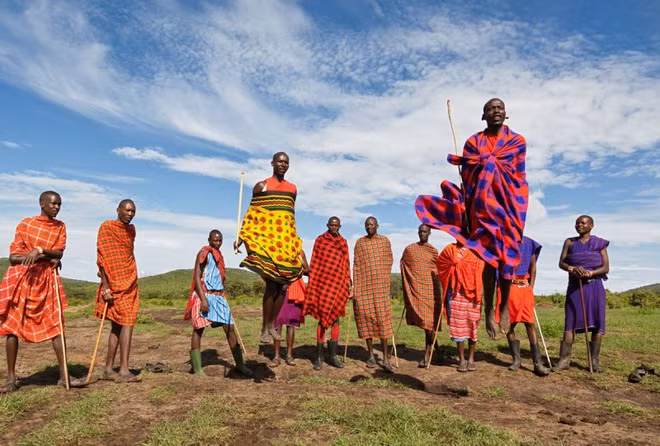 Theo sách “Chuyện lạ châu Phi”, thổ dân Maasai ở châu Phi có tục kết hôn kỳ lạ bậc nhất trên thế giới. Tại bộ tộc này, người đàn ông có thể lấy tới 14 bà vợ.