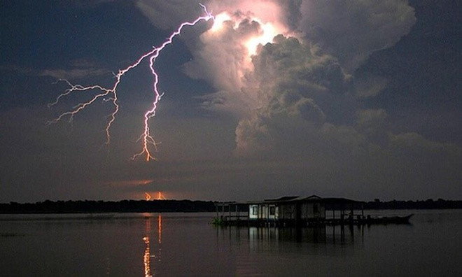 Trước đây, các nhà khoa học cho rằng các mỏ urani ở khu vực hồ này hút sét. Gần đây, một số nhà khoa học cho biết độ dẫn điện của không khí trên mặt hồ tăng do khí metan giải phóng từ các mỏ dầu bên dưới hồ. Dẫn điện của không khí tăng dẫn đến có nhiều sét đánh xuống hồ.