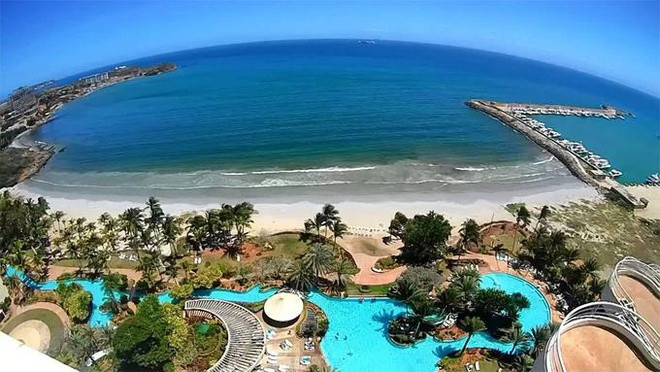 Hồ Maracaibo nằm ở tây bắc Venezuela, chảy qua thành phố Maracaibo, trước khi đổ ra biển Caribe. Hồ nằm trong một nhánh của dãy Alpes nên ba mặt được bao bọc bởi núi cao.