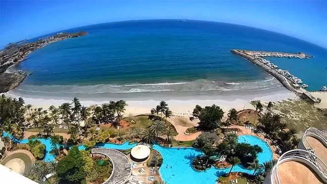 Hồ Maracaibo nằm ở tây bắc Venezuela, chảy qua thành phố Maracaibo, trước khi đổ ra biển Caribe. Hồ nằm trong một nhánh của dãy Alpes nên ba mặt được bao bọc bởi núi cao.