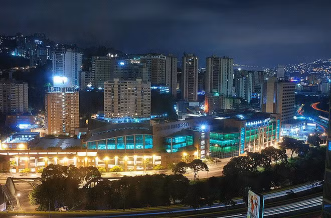 Caracas là thủ đô, đồng thời cũng là thành phố lớn nhất Venezuela. Thành phố nằm ở độ cao hơn 900m, có diện tích khoảng 777 km2, dân số hơn 2 triệu người.