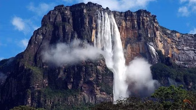 Thác nước ở Venezuela cao nhất thế giới là thác Angel (tiếng địa phương là Kerepakupai Meru). Thác này ở Venezuela là thác nước cao nhất thế giới, với chiều cao 979 m. Thác Angel đổ xuống từ rìa ngọn núi Auyantepui trong vườn quốc gia Canaima, thuộc vùng Gran Sabana của Bang Bolívar, Venezuela. 