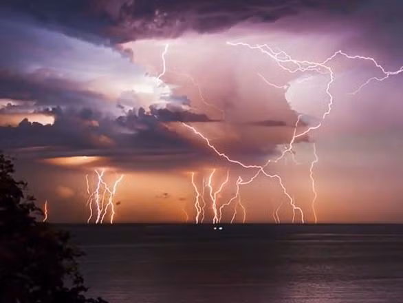 Theo sách " Kỷ lục Guinness thế giới", hồ Maracaibo ở Venezuela bị sét đánh nhiều nhất thế giới với trung bình 1,2 triệu lần/năm. Cao điểm mùa mưa vào tháng 10, hồ Maracaibo có thể hứng 28 cú sét trong một phút. Do đó, nơi này còn có tên gọi khác là "Dòng sông hứng lửa từ trời".