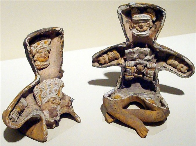 Năm 1933, một nhà nhân chủng học người Mỹ, George C. Vaillant (1901-1945) đã tìm thấy bức tượng đầu tiên ở Metepec, Cuernavaca, Mexico. Chúng được gọi là "hộp chứa tượng nhỏ" vì có những bức tượng nhỏ hơn được xếp nằm bên trong. Điều đặc biệt là vùng ngực rỗng có thể được đóng lại bằng một cái nắp nhỏ.