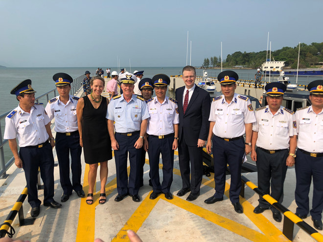Các quan chức Mỹ và đại diện Cảnh sát biển Vùng 4 trong lễ bàn giao. Ảnh: ĐSQ Mỹ.