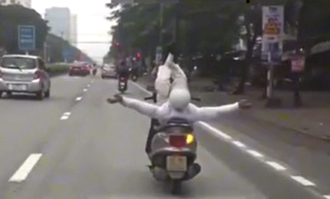 Xác minh cảnh người đàn ông đi xe máy “làm xiếc” giữa đường Xac minh canh nguoi dan ong di xe may “lam xiec” giua duong