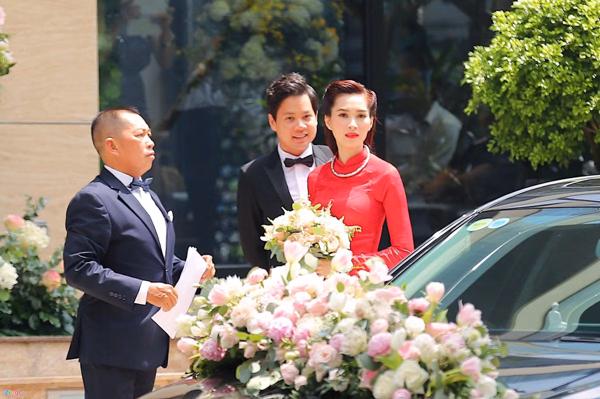 Sau đám hỏi giản dị tai nhà riêng cách đây vài ngày, cặp “trai tài gái sắc” hoa hậu Đặng Thu Thảo và doanh nhân Trung Tín đã chính thức tổ chức hôn lễ vào sáng 6/10. Trong ngày rước dâu này xuất hiện hàng loạt các mẫu xe sang tiền tỷ của cả gia đình chú rể lẫn các khách mời.