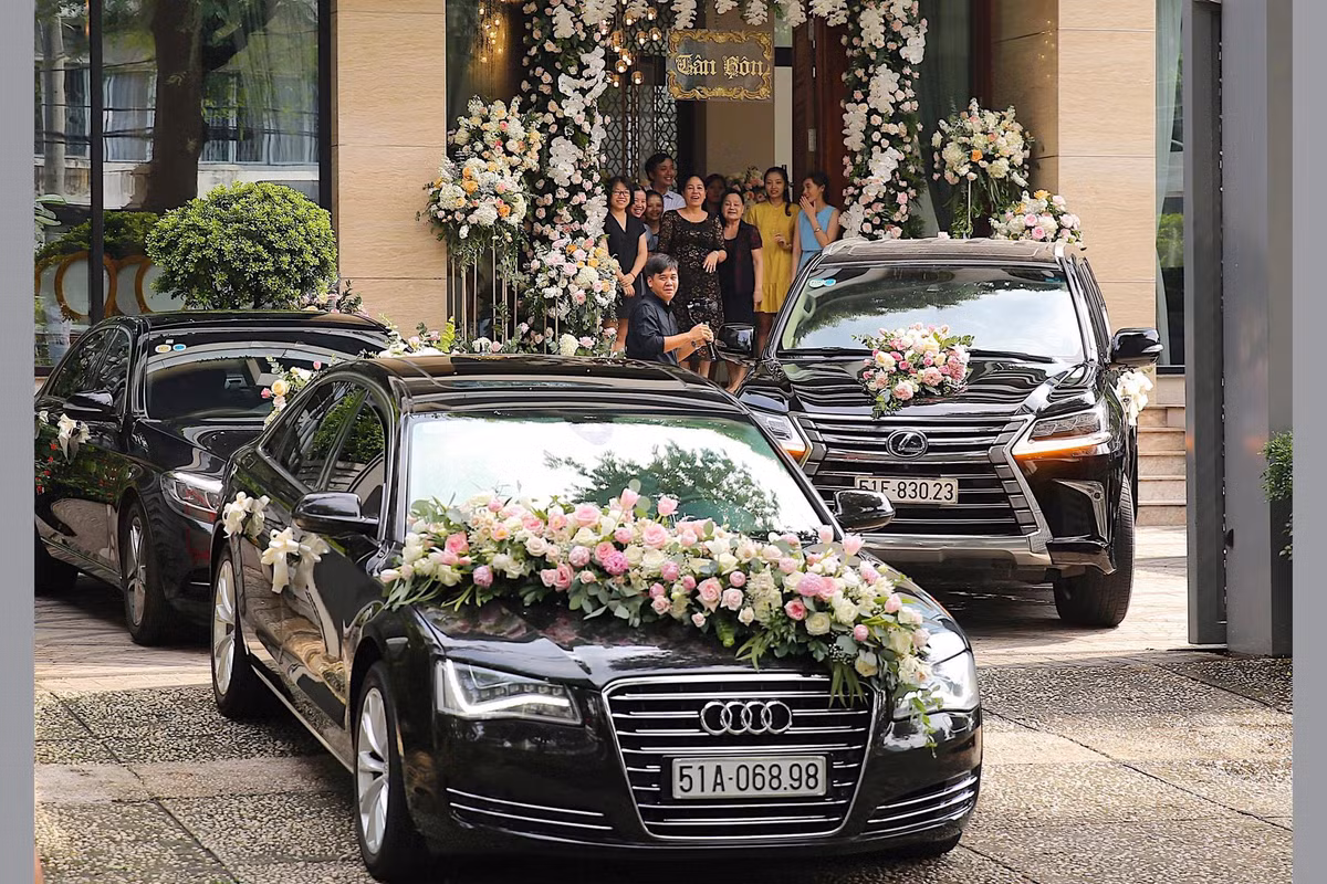 Lễ thành hôn của đôi trai tài, gái sắc này được tổ chức tại nhà riêng của cô dâu và chú rể, trong đó nhà doanh nhân Trung Tín là căn biệt thự hoành tráng ngụ tại quận 1, TP HCM.