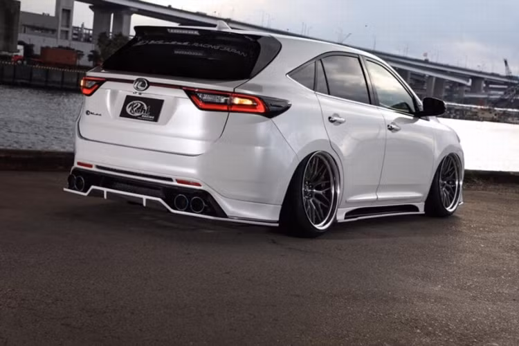 Bên cạnh đó, hệ thống treo khí nén mới với khả năng nâng hạ gầm cũng được bổ sung như như một trang bị tiêu chuẩn cho bản độ Toyota Harrier Kuhl Racing mới này.