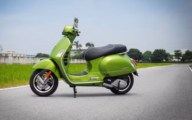 Cùng với Vespa GTS 300 bản dung tích xi-lanh 125 cc cũng đồng thời ra mắt và có giá 89 triệu đồng/chiếc. Thiết kế tổng thể của các mẫu Vespa GTS không thay đổi nhiều so với cách đây 3 năm. Phần đầu xe được tích hợp thêm đèn LED chạy ban ngày, tăng thêm sự hiện đại cho mẫu xe tay ga cỡ lớn này. Tuy nhiên, thiết kế đèn xi-nhan, đèn pha, khe gió trước không thay đổi.