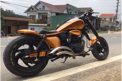 Chiếc Honda đời cũ sau một thời gian dài sử dụng đã được một dân chơi ở Đà Lạt độ lại theo phong cách Harley-Davidson. Chủ nhân của chiếc xe Honda 67 độ Harley này là anh Hải Quang- một người có niềm đam mê với xe độ. Anh Quang cho biết ý tưởng đến từ sở thích cá nhân của anh.