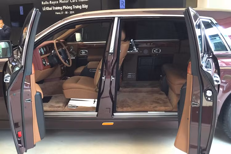 Theo hãng siêu xe sang Rolls-Royce, biểu tượng mặt trời trên chiếc Phantom Oriental Sun này được ghép từ 6 chữ M với nhau trên nền màu vàng, vốn là biểu tượng của vua chúa, quyền quý trong quan niệm của người phương Đông. Không gian nội thất được bọc bằng da bò 2 năm tuổi và thảm trải sàn lông cừu cùng các chất liệu gỗ quý.