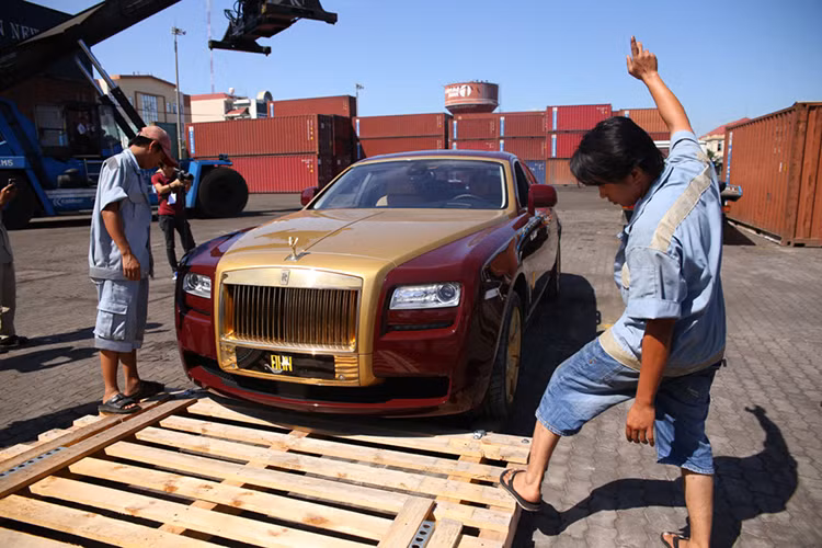 Theo tiết lộ của "ông hoàng nhạc Việt", để vận chuyển chiếc xe từ Hà Nội vào Sài Gòn theo một cách chuyên nghiệp và kĩ lưỡng theo đúng tiêu chuẩn của hãng xe siêu sang, Mr. Đàm phải chi số tiền 10 ngàn USD (khoảng hơn 200 triệu đồng) để trả phí vận chuyển và bảo hiểm.