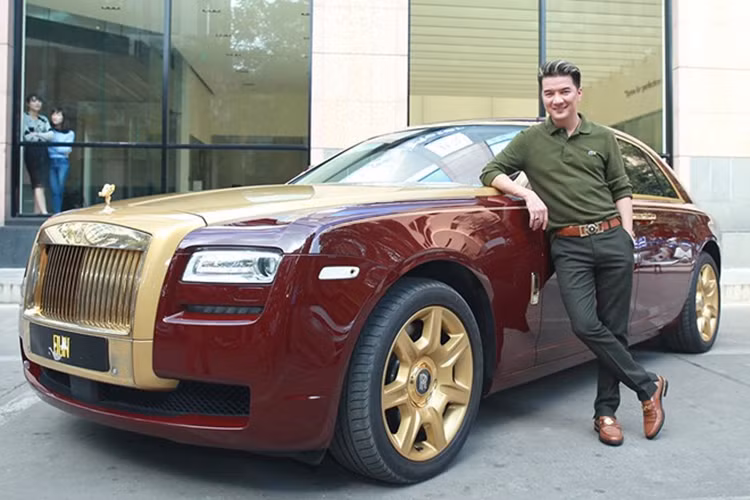 Vào tháng 12/2014, chiếc xe siêu sang Rolls-Royce mạ vàng được Đàm Vĩnh Hưng đưa lên sân khấu trong một tiết mục đặc biệt trong liveshow Thương hoài ngàn năm 2 đã được cập cảng Khánh Hội (quận 4), TP HCM. Được biết, anh chàng ca sỹ đình đám này đã phải vận chuyển chiếc xe từ Hà Nội vào Sài Gòn.