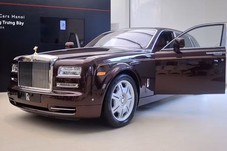 Tháng 8/2014, chiếc Phantom Mặt trời phương Đông độc nhất vô nhị trên toàn thế giới được giới thiệu tại Việt Nam với giá 43 tỷ đồng. Mẫu siêu xe sang Anh quốc này cũng giống như những chiếc trong bài viết, thuộc bộ sưu tập Rolls-Royce Đông Sơn được sản xuất theo dạng Bespoke, cá nhân hóa chiếc xe theo yêu cầu của khách hàng.