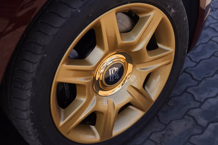 Theo tiết lộ của đạo diễn Trần Vi Mỹ vào thời điểm đó thì chiếc xe này là của một người anh em thân thiết của Mr. Đàm, chưa từng được chạy, chưa có bảng số và có thể nói Đàm Vĩnh Hưng là người được sử dụng đầu tiên.