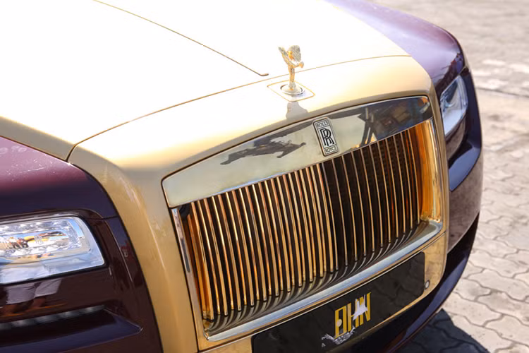 Ông hoàng nhạc Việt" tiết lộ, siêu xe này có chiều dài khoảng 5,4m, các bộ phận như tay cầm, khung xe... đều được mạ vàng rất tinh xảo nên giá thành lên đến 40 tỷ đồng. Một tài xế riêng cũng được mời từ Hà Nội vào để có thể điều khiển món "báu vật" này một cách chuẩn xác và an toàn nhất.