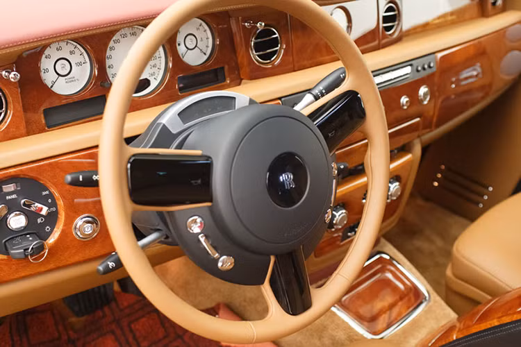 Được biết, những người thợ thủ công của hãng Rolls-Royce đã mất 5 tháng để hoàn thành các nội thất xe, ngoài các chi tiết bên trong xe đều mang tinh thần Việt. Các tiện nghi trên xe bao gồm; bầu trời sao với nút bấm tăng giảm mật độ, độ sáng, tủ lạnh, hộc đựng ly, hộc đựng rượu, khay để champagne, hệ thống âm thanh và truyền hình, DVD...