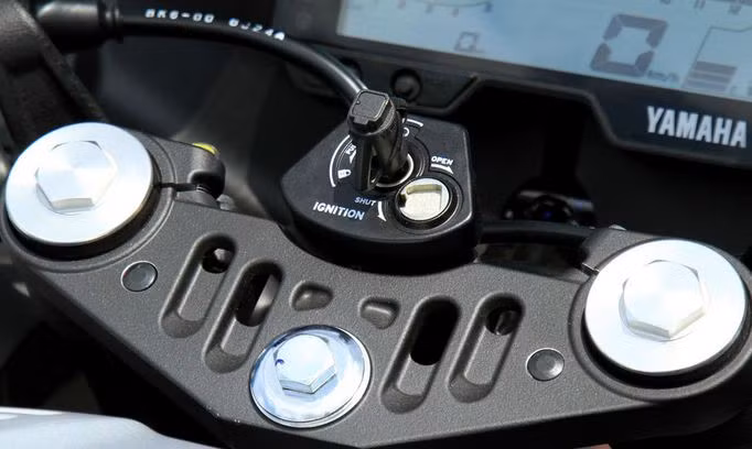 Cụm chìa khoá điện của xe được hãng xe máy Yamaha thiết kế với khoá từ mới hơn phiên bản cũ đang được bán ra tại Việt Nam.