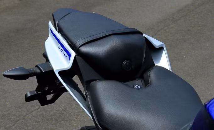 Yên đôi kiểu tách rời khá lạ mắt. Đặc biệt, nó còn được bọc chất liệu da cao cấp, sang trọng.