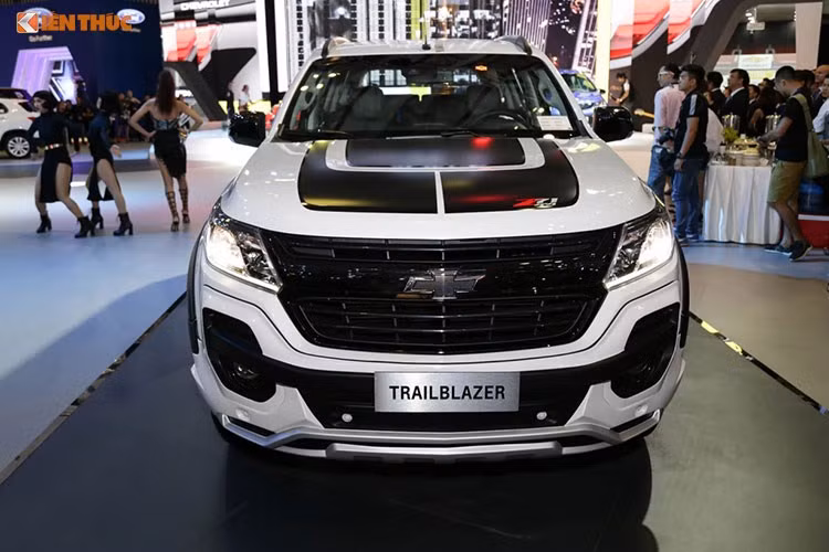 Chevrolet Trailblazer từng được ra mắt tại Việt Nam thông qua triển lãm VMS 2017 diễn ra tháng 8 vừa qua. Như vậy, nếu được nhập khẩu về nước, ngoài hai phiên bản Trailblazer 2.5 LT 4x2 MT và 2.8 LTZ 4x4 AT, khách hàng còn có thêm một tùy chọn mới là bản Z71 vừa ra mắt.