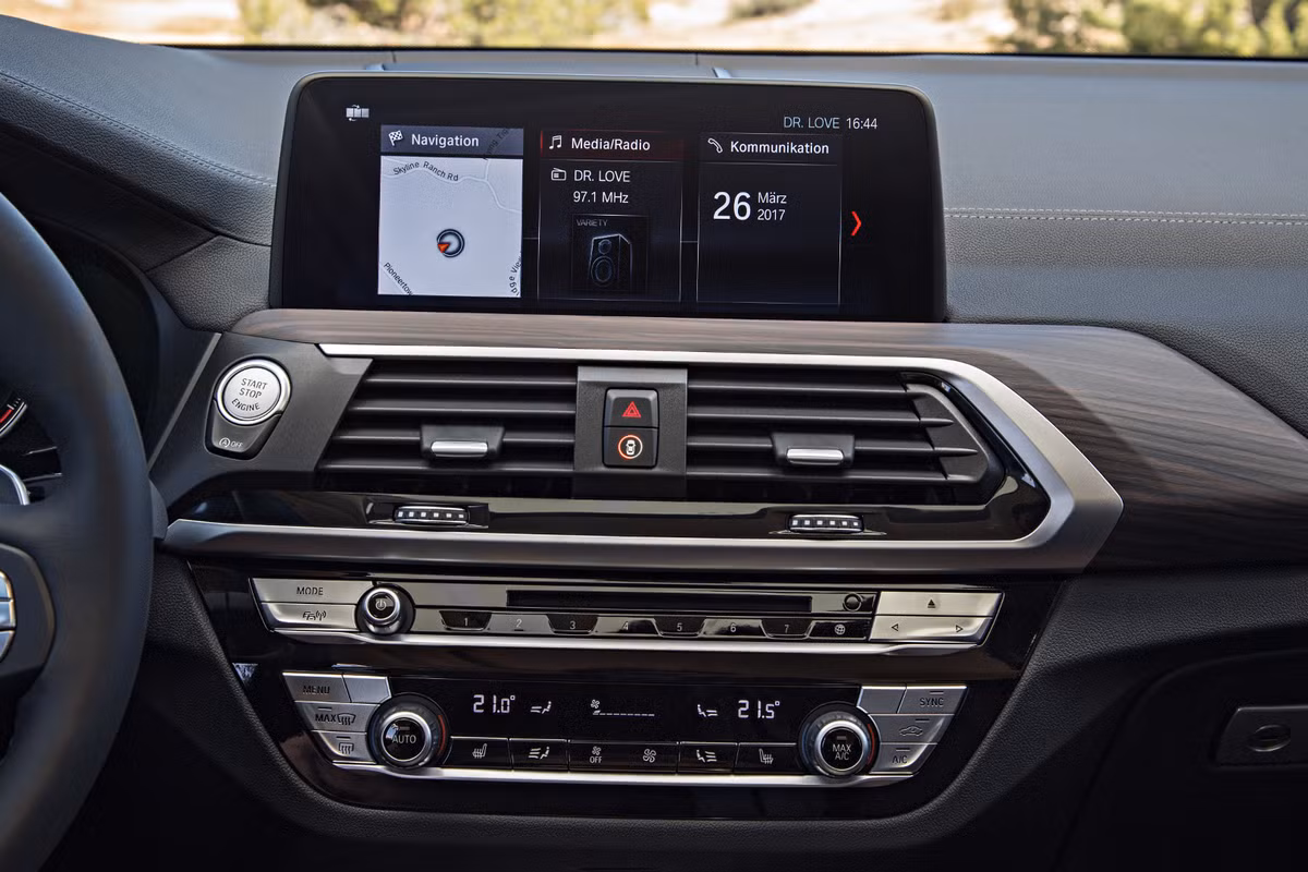 Tiếp đến là hệ thống hiển thị trên kính lái HUD lớn hơn 75% so với thế hệ trước và vượt trội so với các đối thủ cùng phân khúc về đồ họa, độ phân giải và các tùy chọn thông tin kỹ thuật khác. Hệ thống camera 360 độ hiển thị trên ứng dụng của điện thoại.