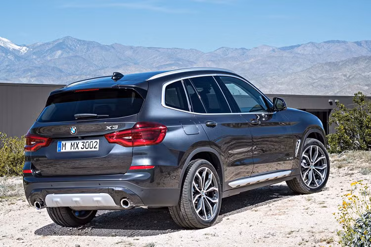 Phía sau là cụm đèn hậu dạng LED, cánh lướt gió và ống xả kép. BMW X3 2018 có chiều dài cơ sở tăng 5,5 cm, gia tăng không gian nội thất thêm đáng kể.