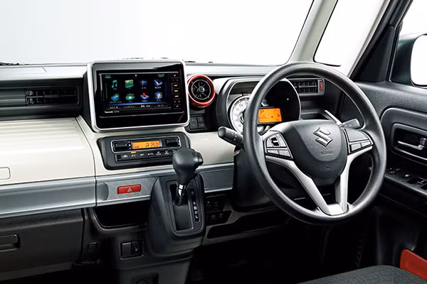 Ở bên trong, cặp song sinh Spacia/Spacia Custom được hãng trang bị một màn hình hiển thị công nghệ HUD - Head-up trên kính chắn gió, camera 360 độ, cửa trượt phía sau để hỗ trợ lối vào.