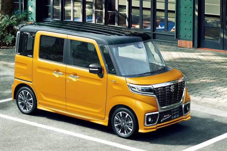 Kể từ thời điểm giới thiệu lần đầu tại triển lãm ô tô Tokyo năm 2017 vào tháng Mười vừa qua, mới đây,hãng xe Nhật Bản đã chính thức tung bộ đôi xe ôtô Suzuki Spacia và Spacia Custom tới các khách hàng ngay tại thị trường quê nhà.