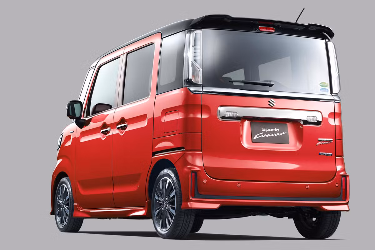 Trang bị động cơ trên Suzuki Spacia Custom là loại động cơ 3 xi-lanh, dung tích 658 cc với hai định dạng turbo tăng áp và không turbo tăng áp, sản sinh ra công suất tương ứng là 64 PS và 52 PS, đi kèm là hộp số CVT cùng hệ truyền động 2WD và 4WD.