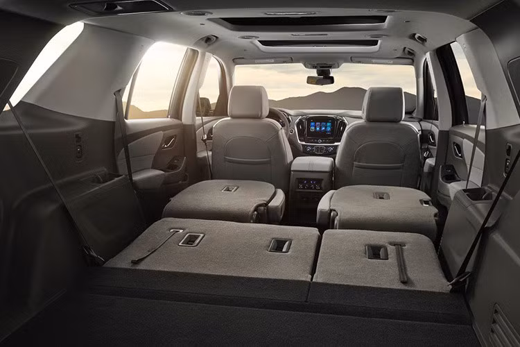 Hãng xe ôtô Chevrolet đã tuyên bố rằng Traverse 2018 mới cung cấp nhiều không gian trống hơn và chỗ để chân cho người lái. Ngay cả ở hàng ghế thứ hai và thứ 3 dành cho người dùng cũng thoải mái không kém. Không gian phía sau rộng rãi giúp mang được nhiều đồ dùng hơn khi gập cả hàng cả 2 hàng ghế 2 và 3 xuống.