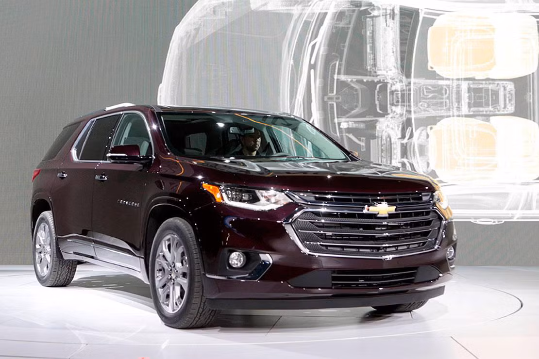 Đối thủ cạnh tranh trực tiếp của mẫu xe Chevrolet Traverse 2018 sẽ bao gồm những cái tên quen thuộc trong dòng SUV hiện nay như; Toyota Highlander, Mazda CX-9, Ford Explorer, hay Subaru Tribeca... các mẫu xe này hiện đều đang có mặt và bán ra tại thị trường Mỹ.