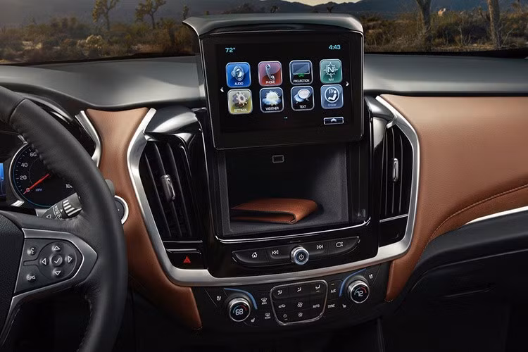 Trên bảng táp lô của xe là màn hình cảm ứng 8 inch tích hợp MyLink, Apple CarPlay và Android Auto cùng hệ thống OnStar 4G LTE Wifi Hotspot, một loạt các cổng sạc USB, hệ thống giải trí đa phương tiện mới,... ngoài ra, ghế ngồi tự chỉnh vị trí thông minh ở phía sau.