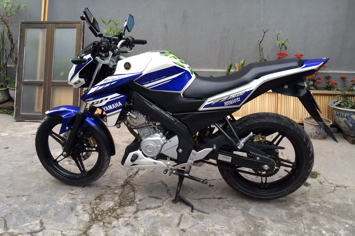 Yamaha FZ150i được trang bị động cơ dung tích 150 phân khối, xi-lanh đơn, làm mát bằng dung dịch, phun xăng điện tử, công suất 16,4 mã lực tại 8.500 vòng/phút, mô-men xoắn cực đại 14,5 Nm tại 7.500 vòng/phút. Xe sử dụng hộp số 5 cấp kết hợp côn tay. Hiện xe có giá bán gần 70 triệu đồng tại thị trường xe máy Việt.