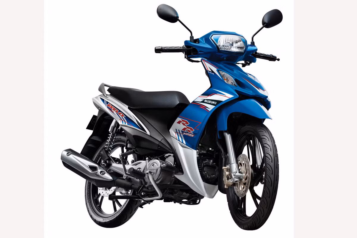 Tiếp đến là cái tên Suzuki Axelo 125 với doanh số bán ra hơn 9.000 xe. Suzuki Axelo được trang bị động cơ xăng 4 thì, 1 xy-lanh, làm mát bằng không khí, dung tích 125 cc cho công suất cực đại 10,3 mã lực tại 8.000 vòng/phút, mô-men xoắn cực đại 9,9 Nm tại 6.000 vòng/phút, đi kèm hộp số 4 số.