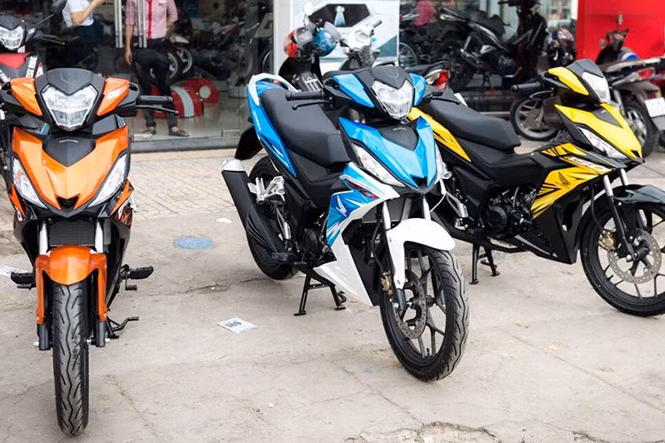 Honda Winner 150 ra mắt Việt Nam từ 5/2016, đây là mẫu xe côn tay đầu tiên do liên doanh xe máy Nhật Bản sản xuất. Chiếc côn tay này sử dụng động cơ xi-lanh đơn, phun xăng điện tử PGM-Fi, 150 phân khối, công suất 15,4 mã lực. Hiện giá bán của xe từ 42 triệu đồng.