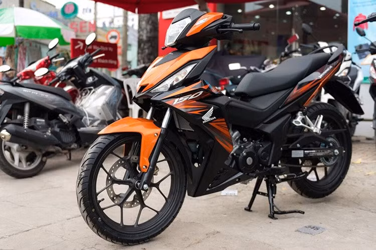 Đứng ở vị trí thứ 2 là mẫu xe côn tay mới - Honda Winner 150 với doanh số 56.000 xe. Mẫu côn tay của Honda được xem là đối thủ cạnh tranh trực tiếp của Yamaha Exciter.