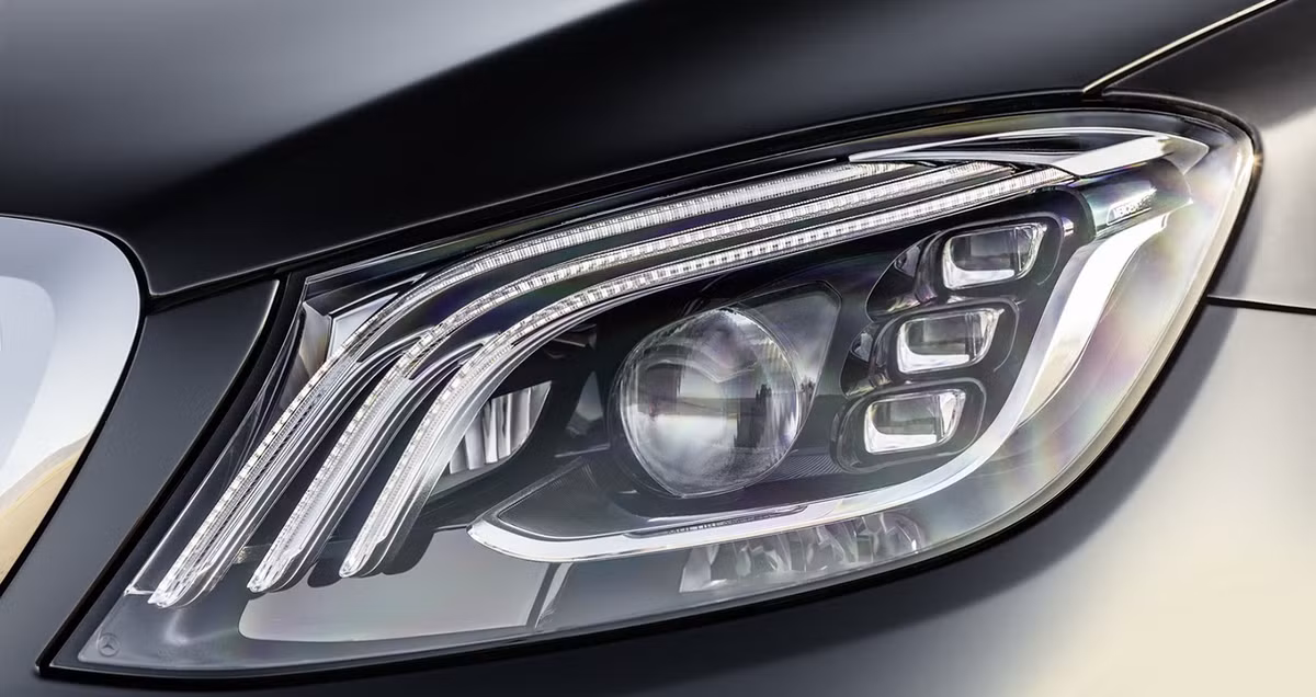Đèn pha và đèn hậu sử dụng công nghệ LED Intelligent Light mới của Mercedes tạo ra không gian chiếu sáng siêu rộng. Đèn định vị là 3 dải đèn LED cực kì ấn tượng. Mâm xe có nhiều sự lựa chọn khác nhau với kích thước tùy chọn từ 17 – 20 inch.