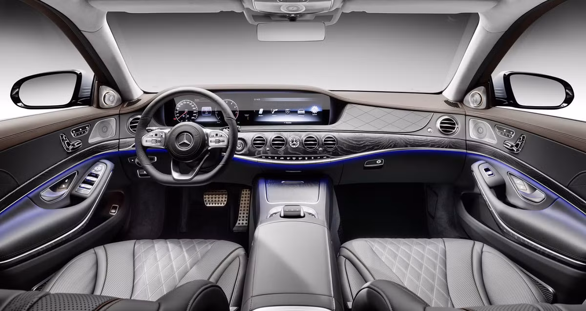 Bên trong nội thất cho thấy có nhiều thay đổi, cải tiến khác biệt. Đầu tiên là vô-lăng 2 chấu trước đó được thay thế bằng loại 3 chấu thể thao hơn. Gỗ ốp có thêm tùy chọn mới, đèn nền dạng LED với 64 màu sắc khác nhau.