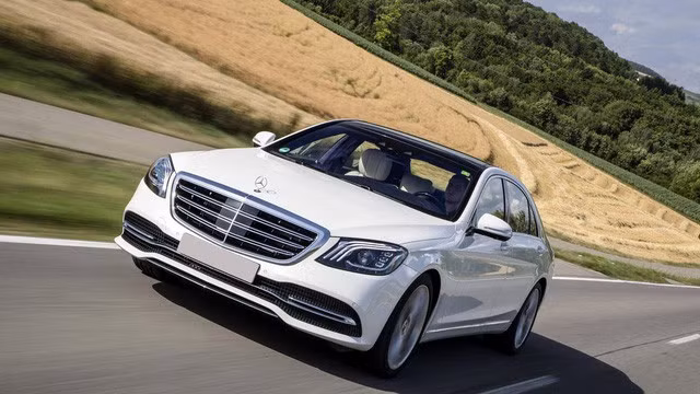 Trước đó, Mercedes-Benz S Class 2018 chỉ được giới thiệu đến công chúng yêu xe hai phiên bản S350d AMG và Maybach S560 Premium ở Thái Lan. Trong khi đó, 5 phiên bản cụ thể đã chính thức có mặt tại thị trường ôtô Việt.