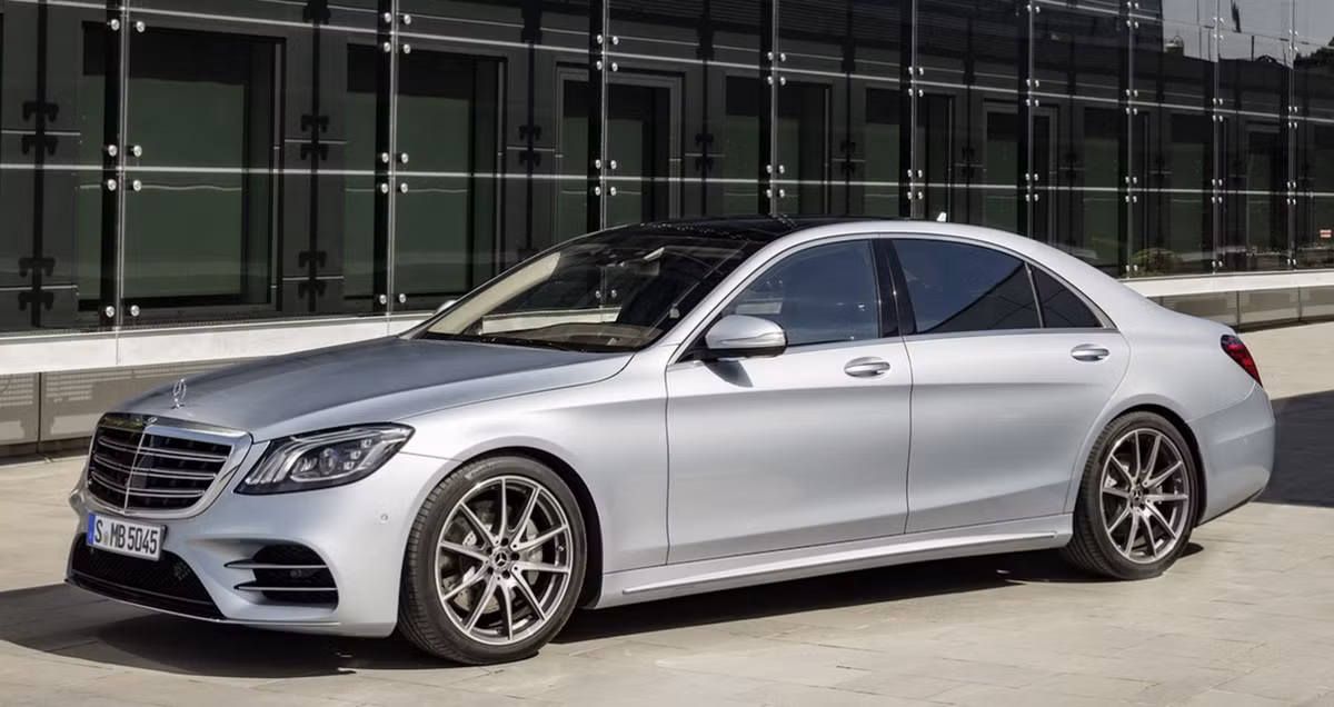 Mercedes S-Class 2018 không có nhiều sự thay đổi ở mặt ngoại thất, điểm mới đáng chú nhất ở phiên bản cải tiến này chính là loạt động cơ mới phía dưới nắp ca-pô. Biến thể tiêu chuẩn sẽ sử dụng động cơ V6 3.0L sản sinh công suất tối đa 362 mã lực. Động cơ mới V8 4.0L sản sinh công suất tối đa 463 mã lực sẽ có sẵn trên S560 và dòng sản phẩm Maybach.