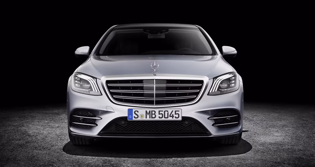 Về mặt thiết kế, các mô hình sử dụng động cơ V6 và V8 được trang bị lưới tản nhiệt 3 nan kép tương tự phiên bản V12 trước kia từng sở hữu. Phiên bản V6 sở hữu hai khe hút gió phía dưới tách biệt tạo hình bởi 2 nan ngang màu đen, khe hút gió trên cản dạn lưới. Dòng V8 có thiết kế hốc hút gió thể thao hơn màu đen và không có dạng lưới.