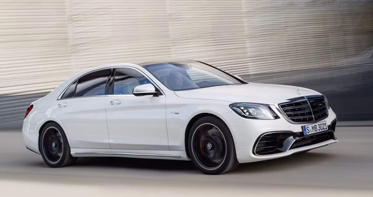 Theo đó, 5 phiên bản có giá cụ thể như Mercedes-Benz S 450 L: 4,199 tỷ đồng; Mercedes-Benz S 450 L Luxury: 4,759 tỷ đồng; Mercedes-Maybach S 450 4MATIC: 7,219 tỷ đồng; Mercedes-Maybach S 560 4MATIC: 11,099 tỷ đồng và cao nhất là chiếc siêu xe sang Mercedes-Maybach S 650 có giá lên đến 14,499 tỷ đồng.
