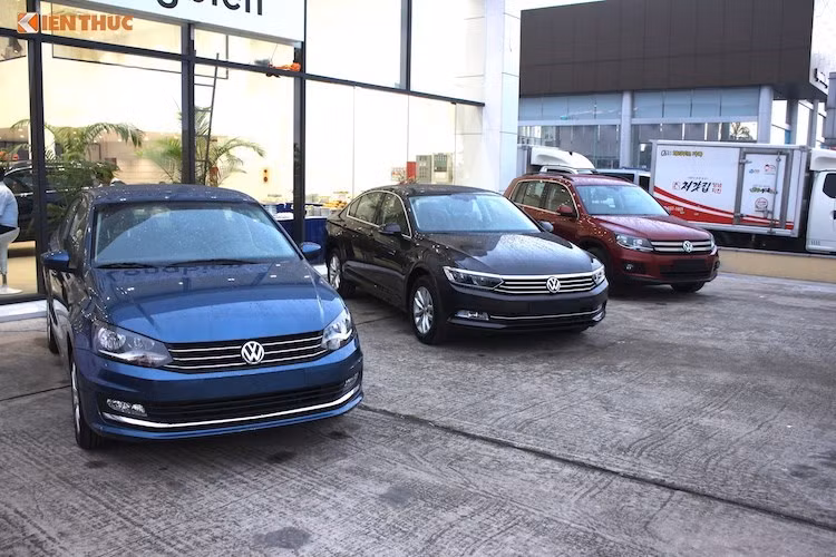 Thương hiệu xe hơi Volkswagen tại Việt Nam (VW Việt Nam) vừa chính thức công bố mức giá bán mới dành cho các mẫu xe của mình trong tháng 11/2017. Theo đó, nhiều dòng xe của hãng xe Đức được điều chỉnh giá bán thấp hơn giá niêm yết từ 49 cho tới 130 triệu đồng.