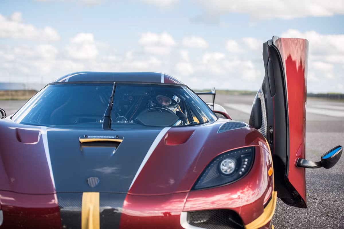 Ban đầu, Koenigsegg chọn một đường đua ở Papenburg, Đức để thử nghiệm nhưng do điều kiện thời tiết, hãng đã chọn sân bay Vandel Airfield ở Đan Mạch để Agera RS “khoe” màn trình diễn tốc độ của mình.