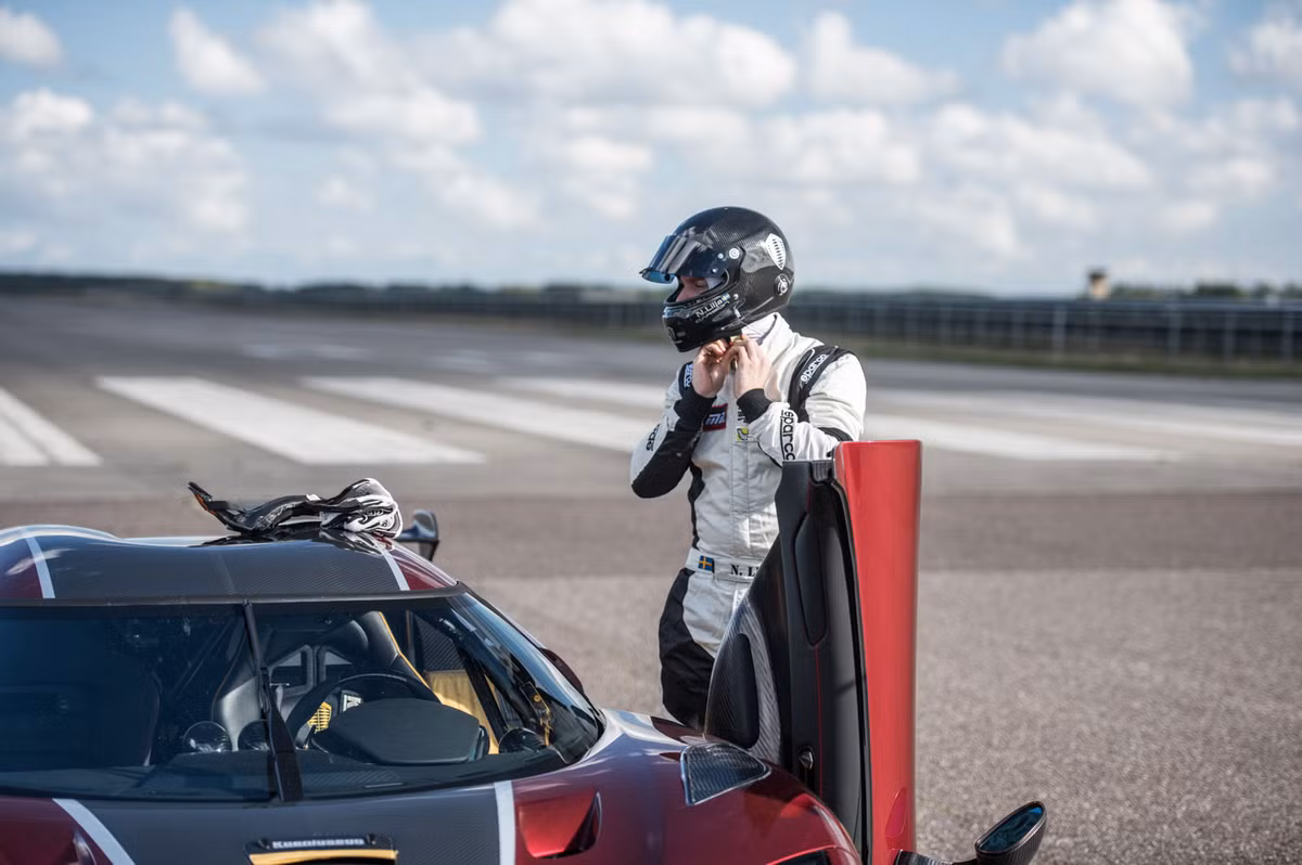 Sân bay này thực sự không phải là con đường thử nghiệm hoàn hảo vì nó đã bị xuống cấp theo thời gian. Tuy nhiên tay lái Niklas Lilja và siêu xe Thụy Điển đã có màn trình diễn hoàn hảo và một thành tích không thể tốt hơn. Nguồn ảnh: motortrend.com