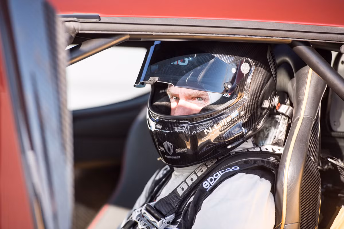 Xe được trang bị hệ thống phanh gốm độc quyền của Koenigsegg giúp cho công suất dừng tối đa và góp phần đánh bại “Tân vương tốc độ” Bugatti Chiron.