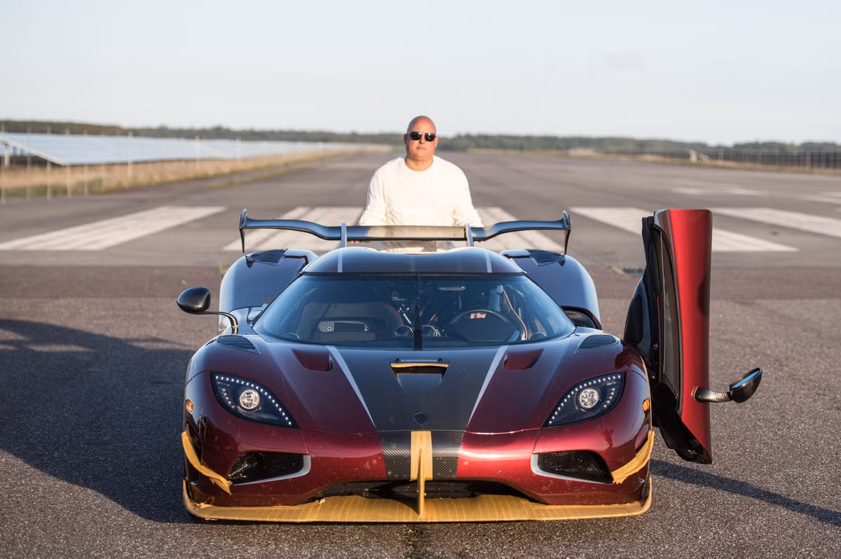 Như vậy có thể thấy Agera RSS tăng tốc 0-400km/h-0 nhanh hơn Bugatti Chiron 5,5 giây mặc dù thời gian giảm tốc và dừng hẳn lại kém Bugatti Chiron.