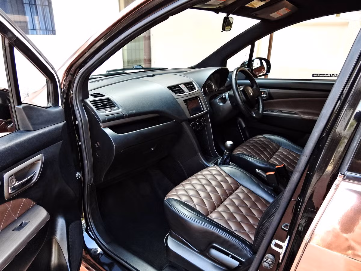 Để phù hợp với ngoại thất vàng hồng nổi bật của Maruti Ertiga, khoang cabin cũng được hãng độ tinh chỉnh lại với tông màu đen và xám chủ đạo. Ghế ngồi được bọc da Dakota Leather màu nâu sẫm với đường chỉ khâu kim cương.